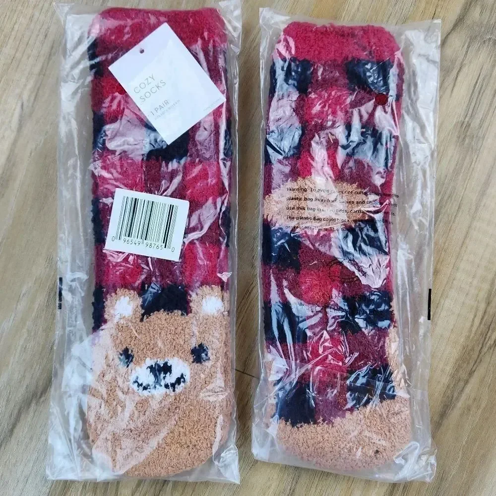 🩵NWT Cozy Red & Black Buffalo Plaid Bear Crew Socks